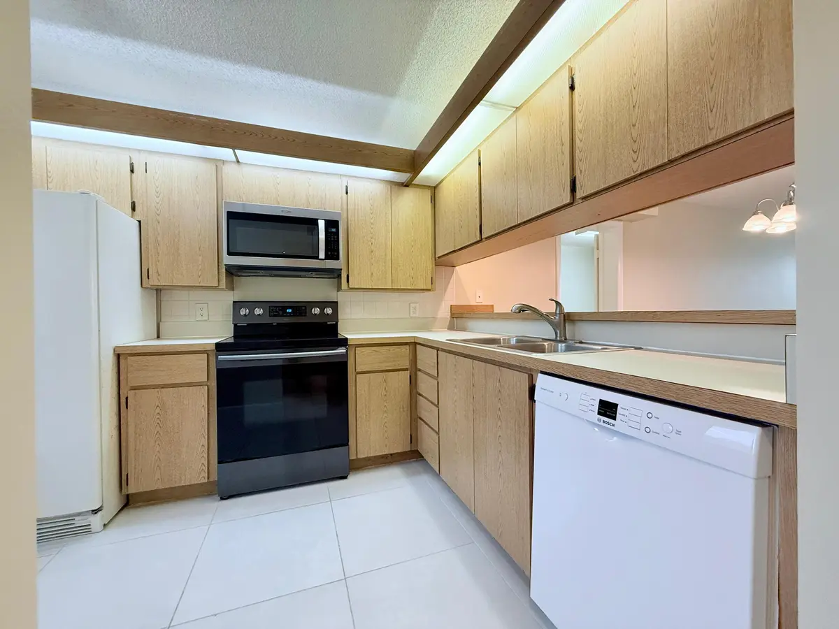 WhatsApp Image 2025-07-31 at 18.05.25 (1 at 2621 Village Boulevard 206, West Palm Beach