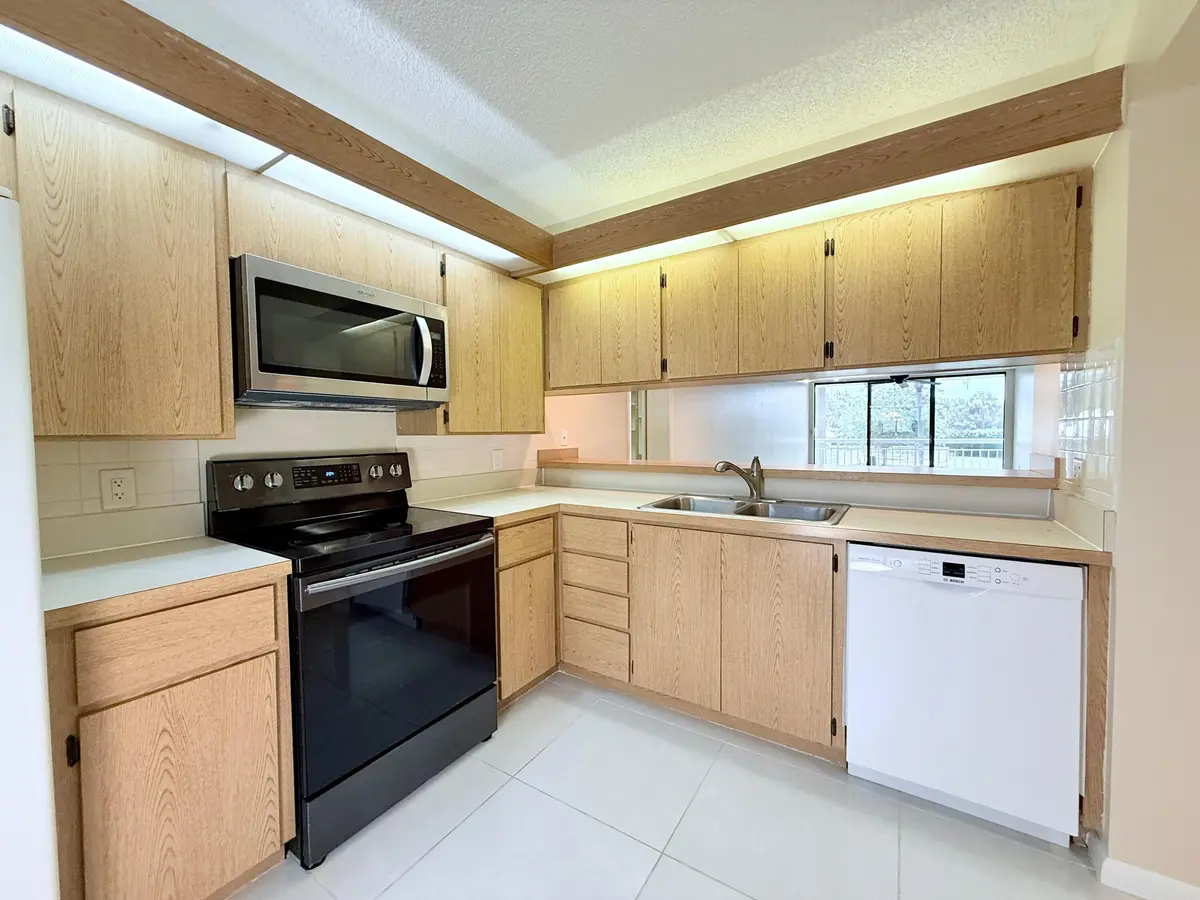 WhatsApp Image 2025-07-31 at 18.05.26 (1 at 2621 Village Boulevard 206, West Palm Beach