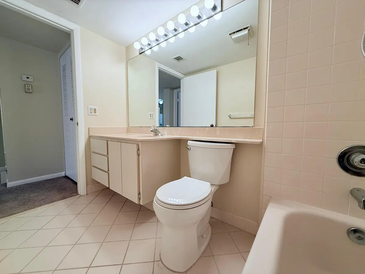 WhatsApp Image 2025-07-31 at 18.05.26 (4 at 2621 Village Boulevard 206, West Palm Beach