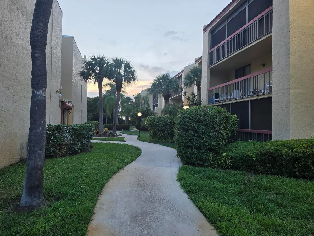 733 SE 1st Way 102, Deerfield Beach, FL – photo 2