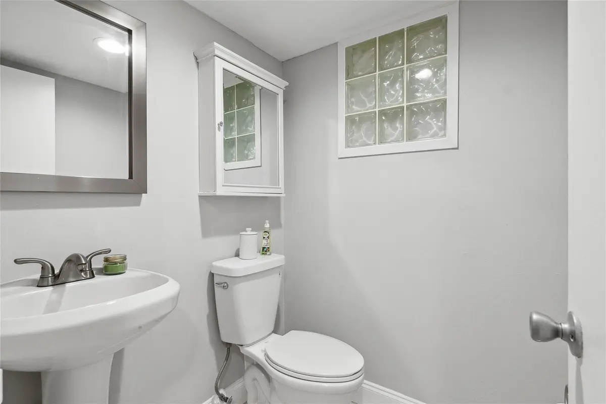 Guest half bath at 485 N Pine Island Road 105A, Plantation