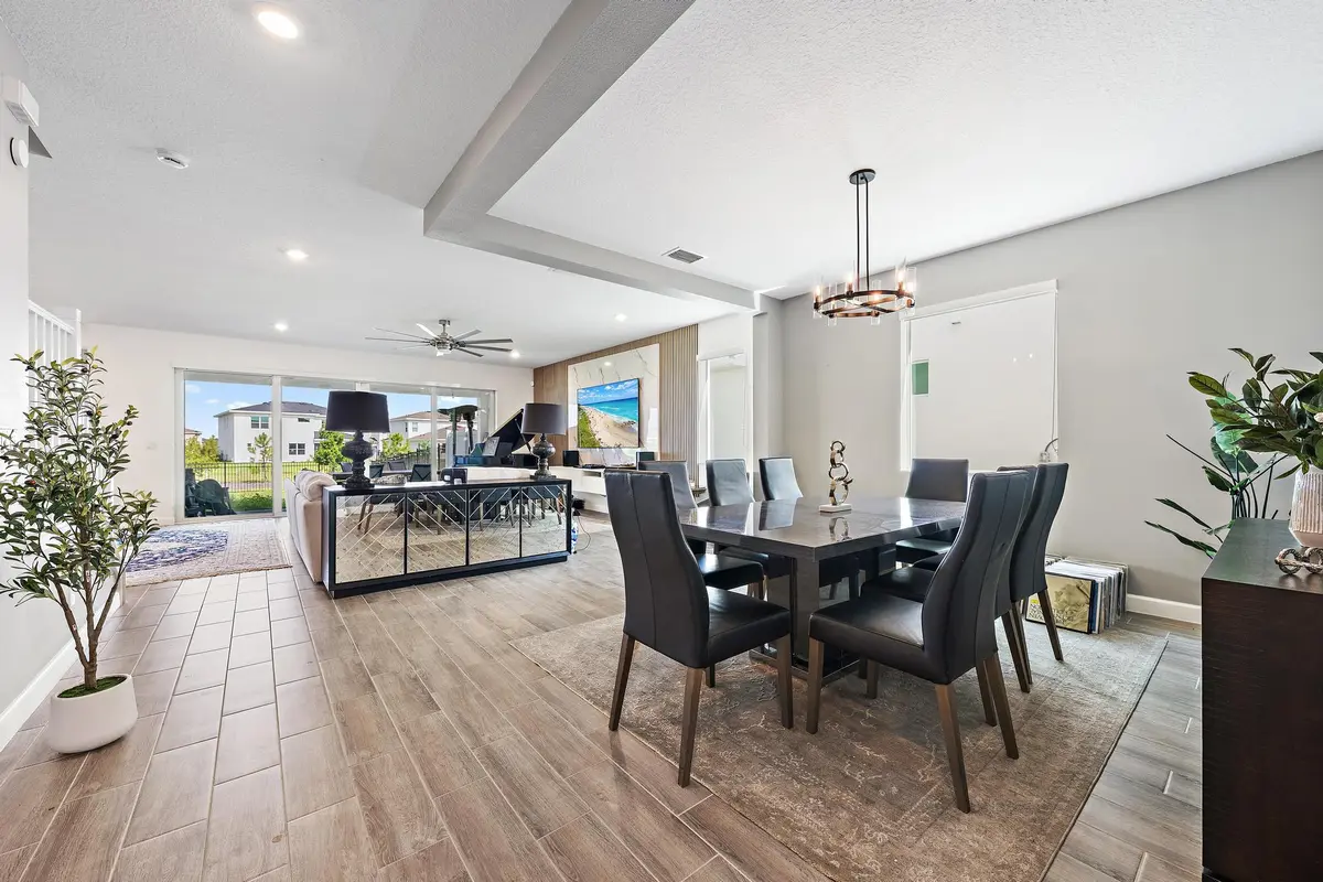 Dining at 1525 Stockbridge Street, Loxahatchee