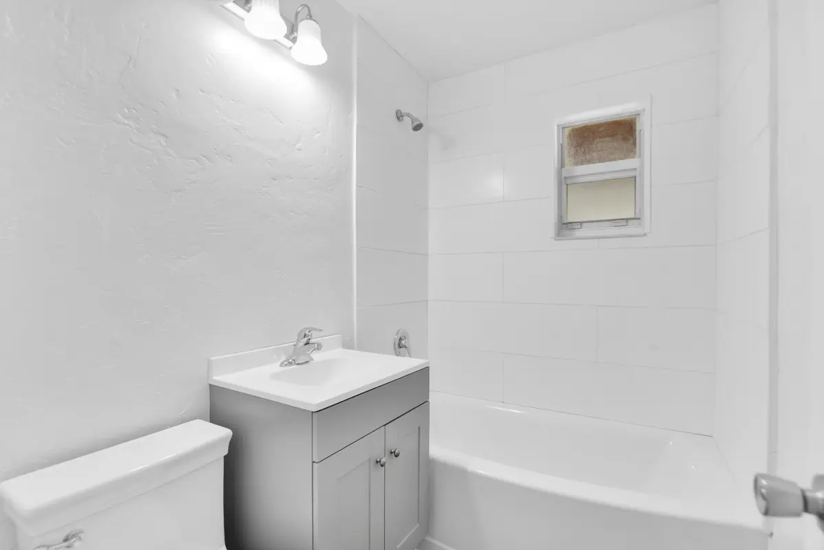 2ndbathroom at 8 NE 15TH Avenue, Pompano Beach