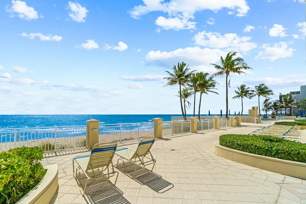 Common Patio at 3475 S OCEAN Boulevard 1100, Palm Beach