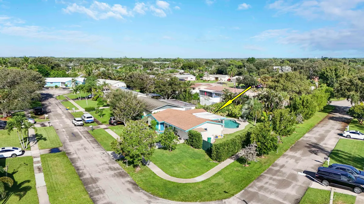 Corner lot at 60 Camelia Circle, Tequesta