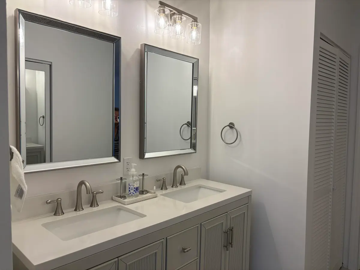 Máster bath at 4900 N OCEAN Boulevard 502, Lauderdale-By-The-Sea