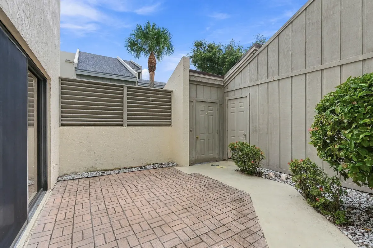 Courtyard at 1605 S US Highway 1 13C, Jupiter