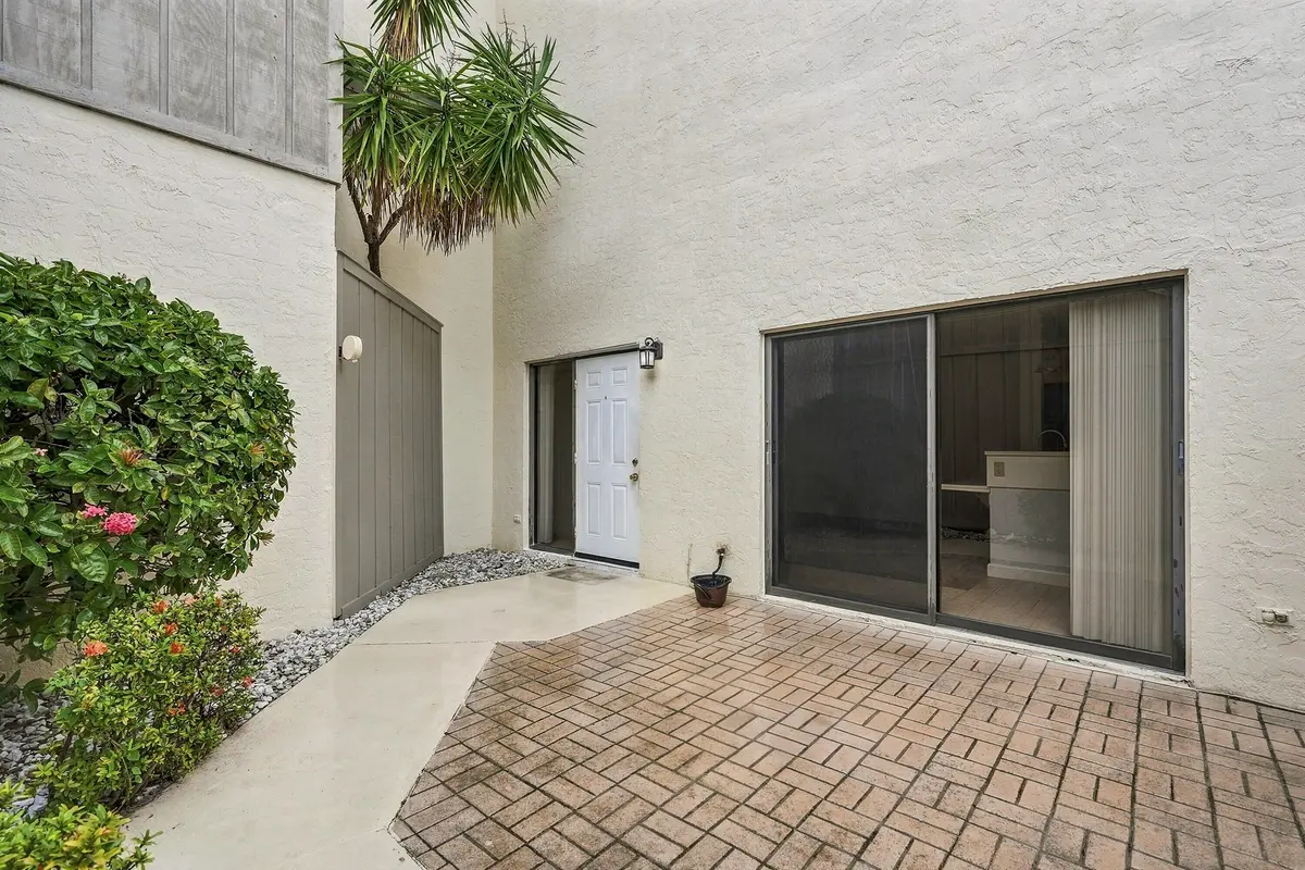 Courtyard at 1605 S US Highway 1 13C, Jupiter