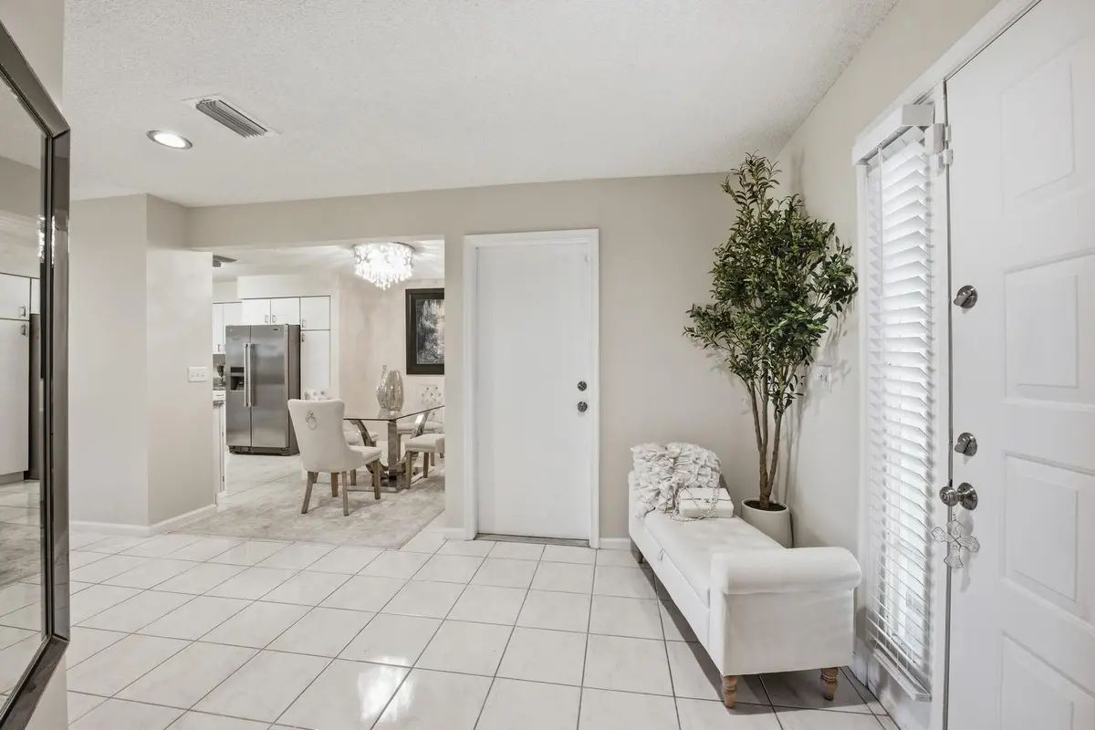Foyer at 9172 BOCA GARDENS Parkway B, Boca Raton