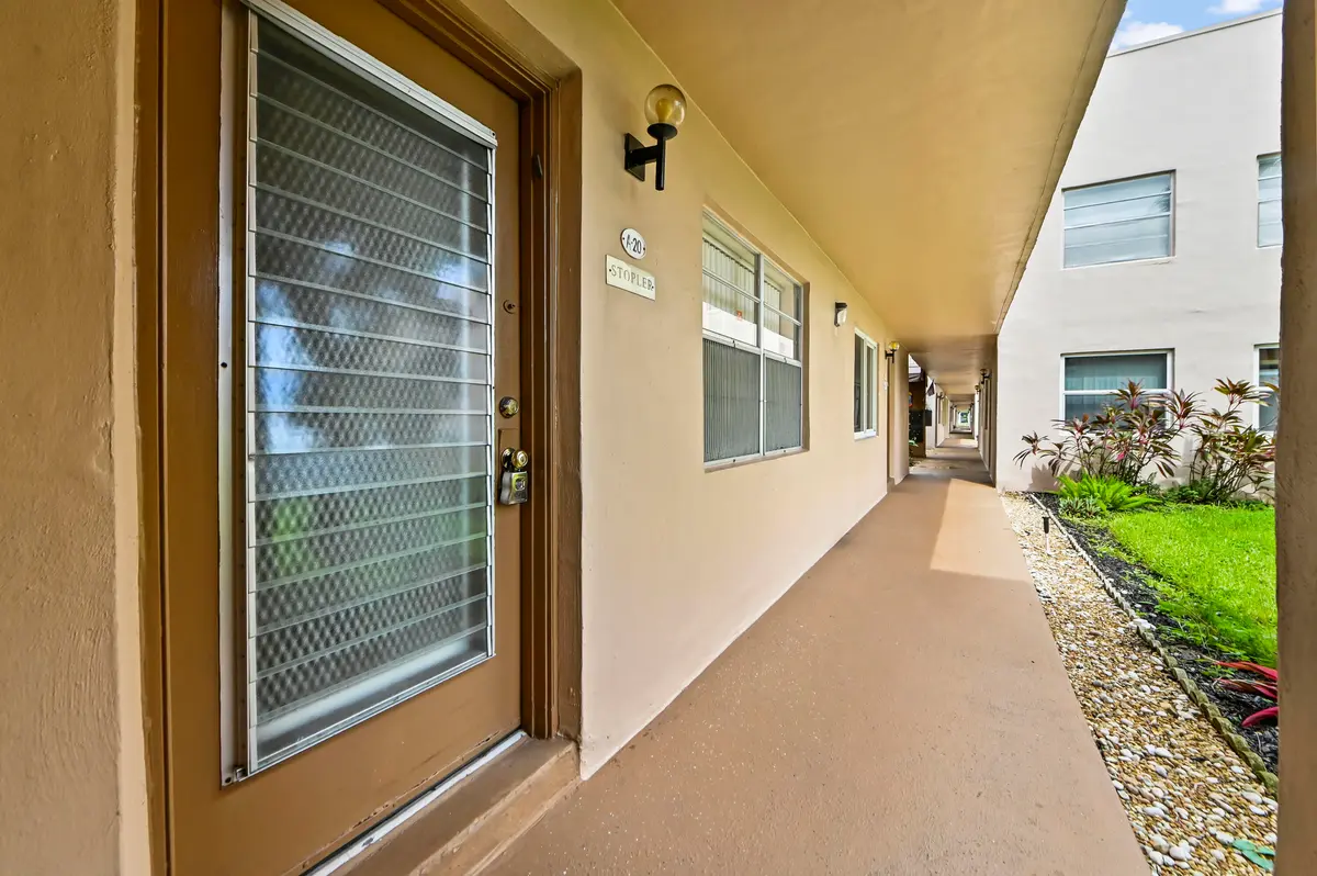 02 Entry 01 at 20 Flanders A, Delray Beach