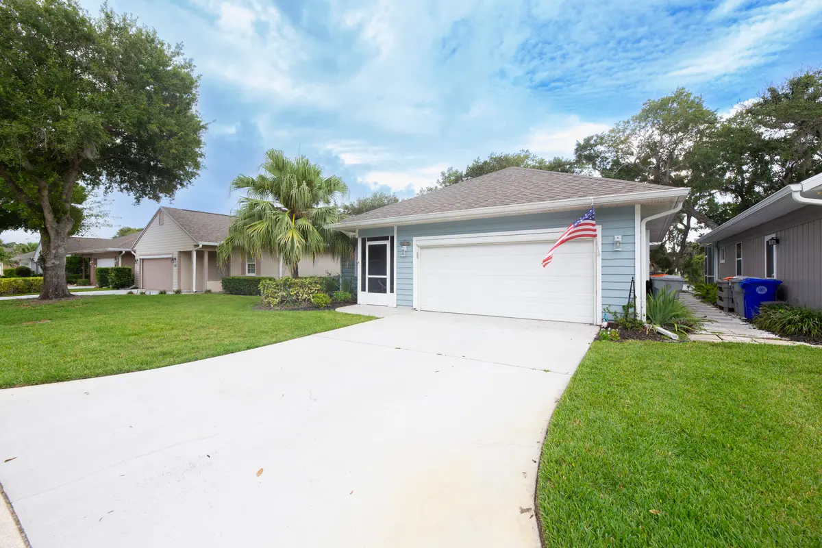 Exterior Driveway View at 401 Tamarind Place, Vero Beach