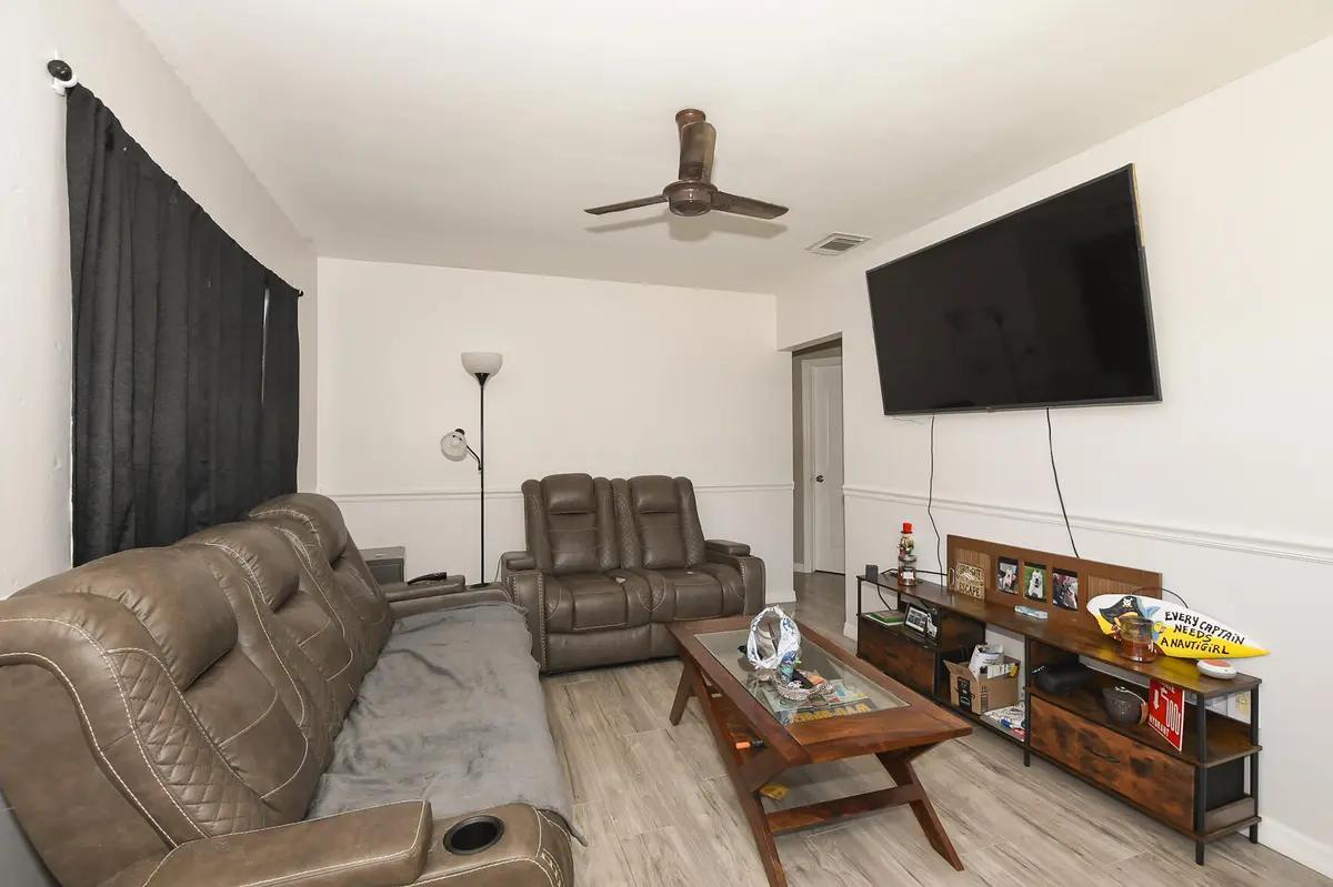 LR-7420 at 2405 3RD Avenue, Vero Beach