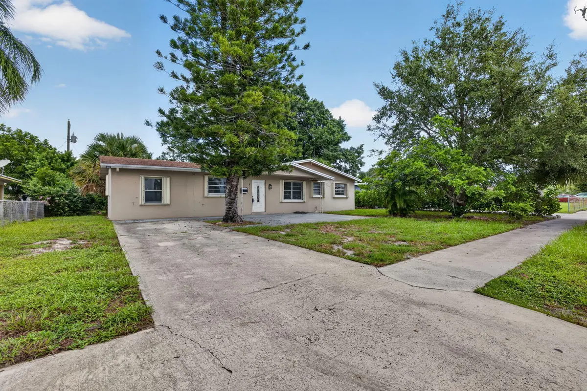 1-web-or-mls-3A5A9374 at 913 SE 10th Street, Stuart