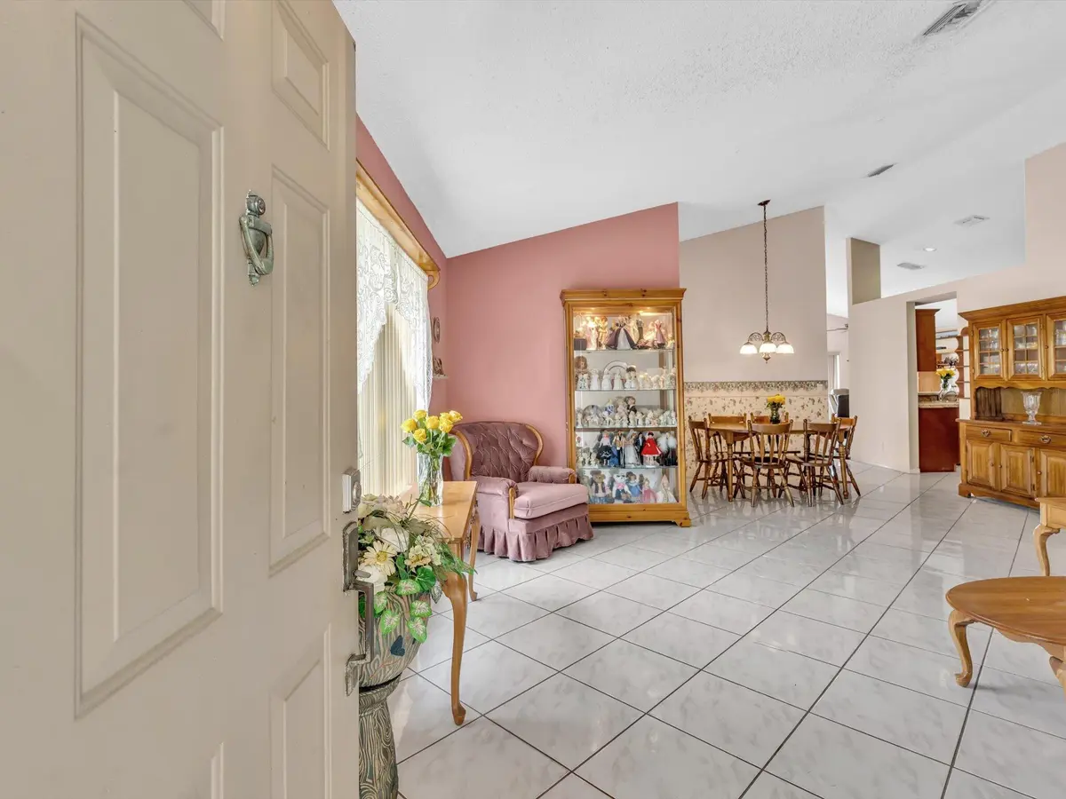 entry at 12535 SW 7th Place, Davie