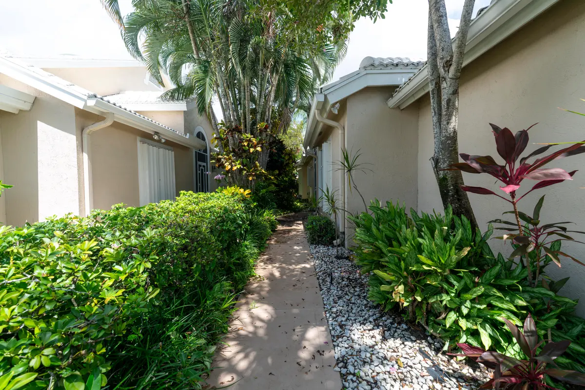 Walkway to front door at 6113 GREENSPOINTE Drive 10, Boynton Beach