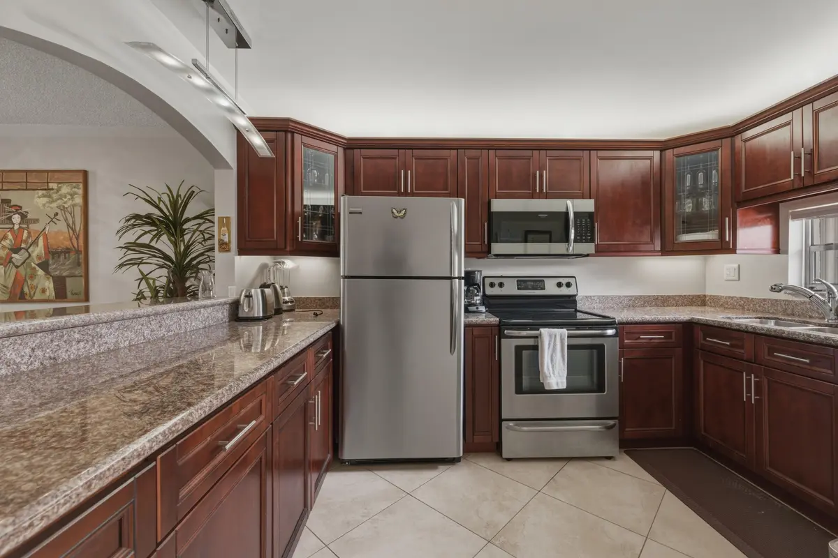 1. Kitchen Full USE at 811 S Hollybrook Drive 202, Pembroke Pines