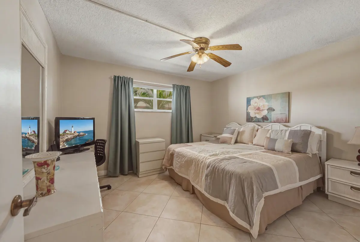 6. Guest Bedroom Use at 811 S Hollybrook Drive 202, Pembroke Pines
