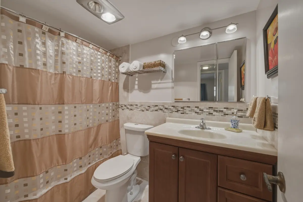 7. Guest Bathroom at 811 S Hollybrook Drive 202, Pembroke Pines