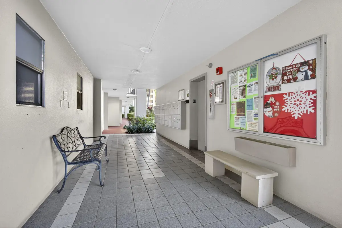 3-web-or-mls-BS1A6690 at 3590 Via Poinciana 202, Lake Worth