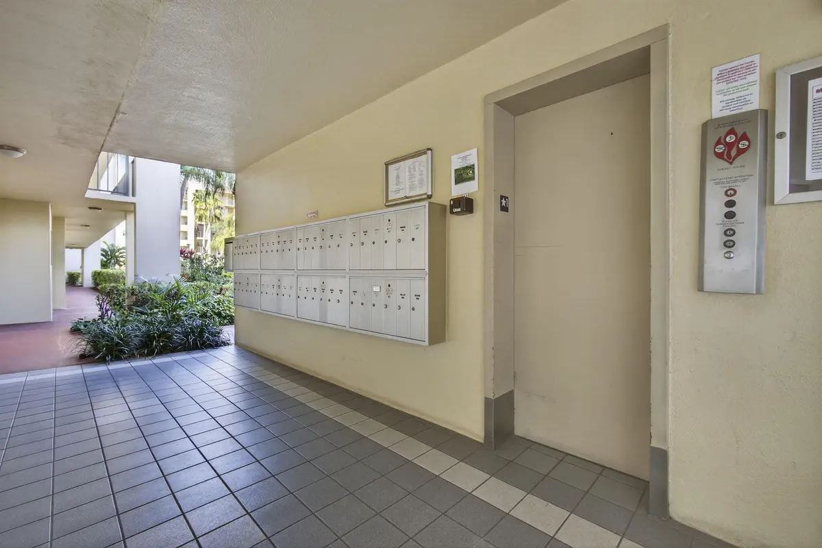 4-web-or-mls-BS1A6695 at 3590 Via Poinciana 202, Lake Worth