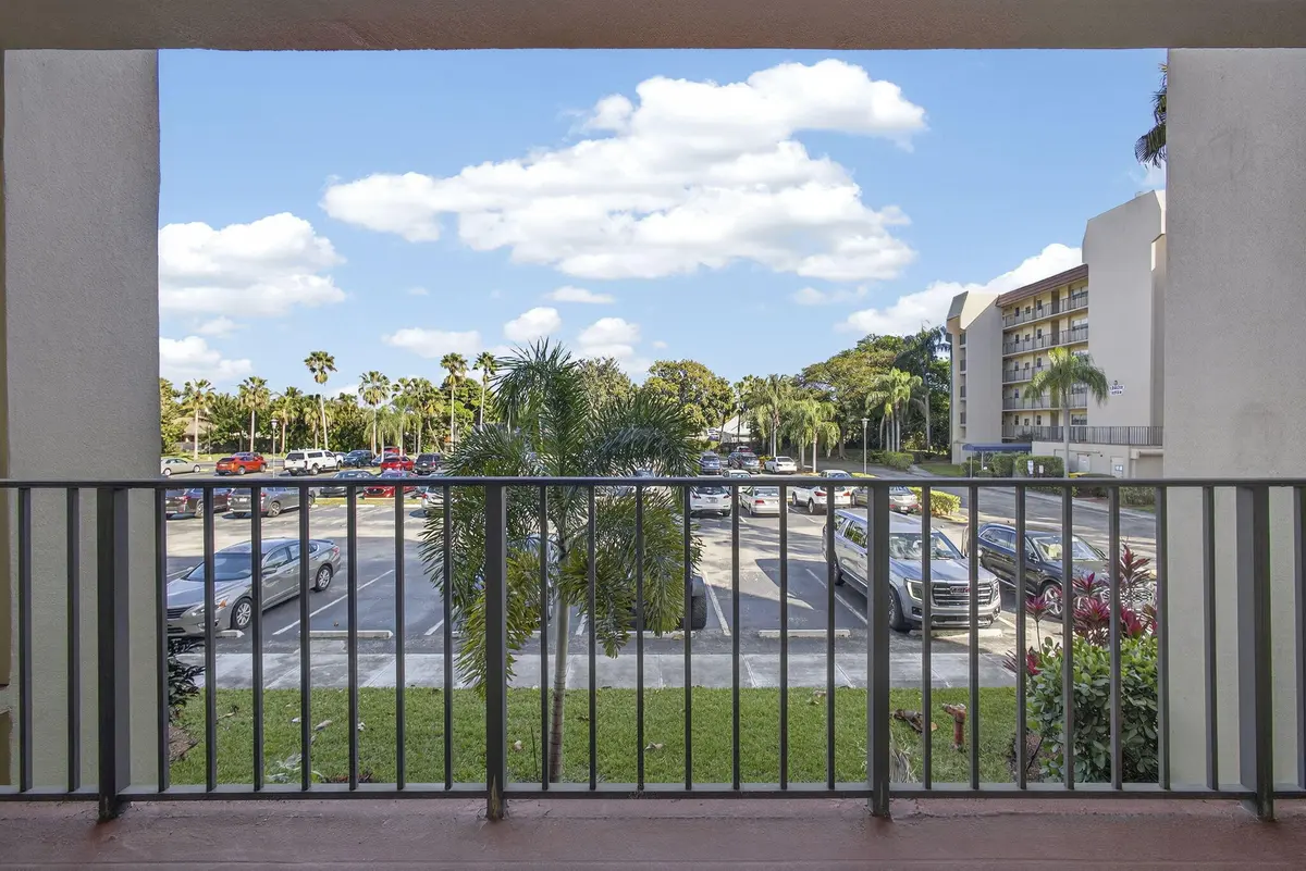 7-web-or-mls-BS1A6715 at 3590 Via Poinciana 202, Lake Worth