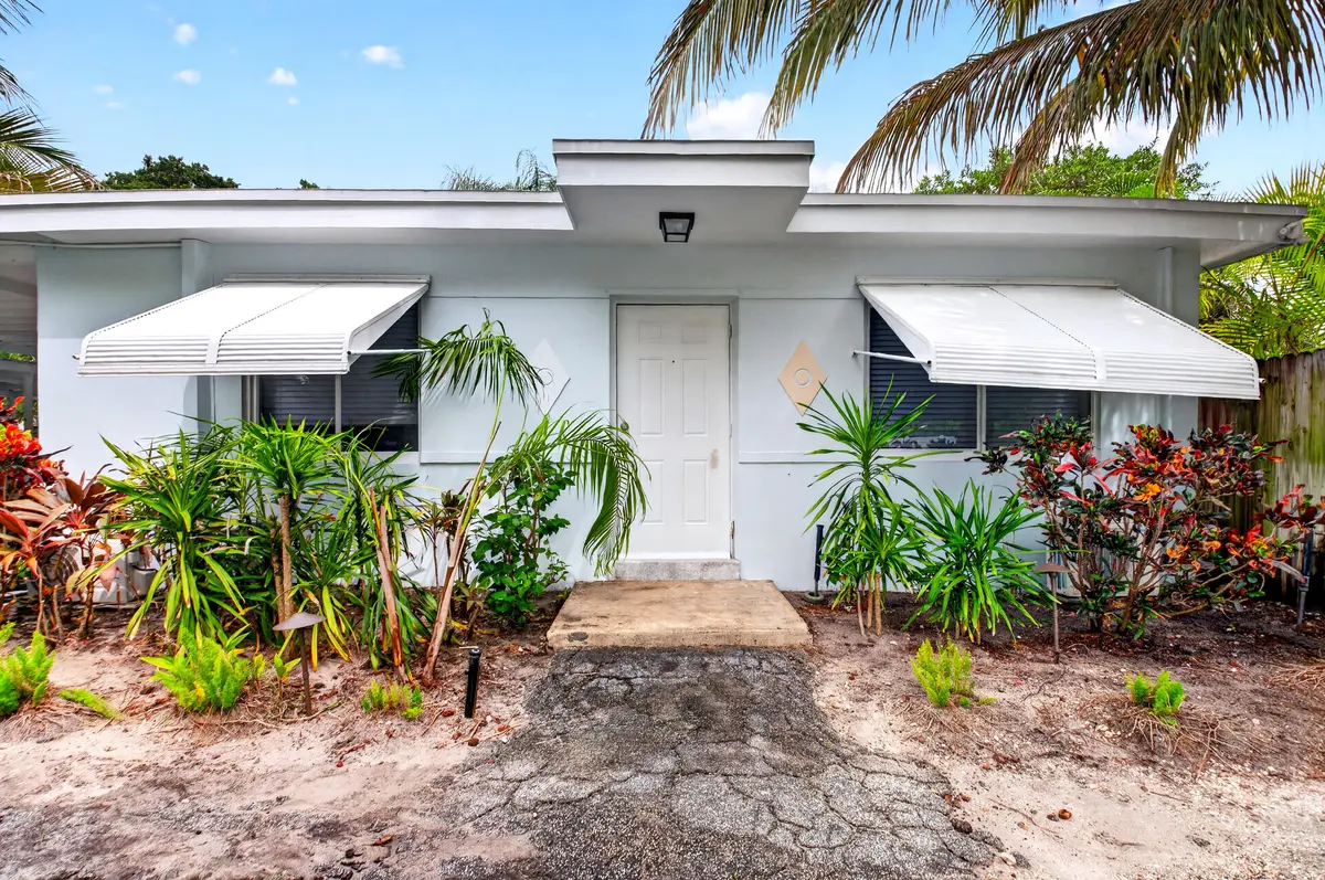 front of house at 402 SE 1st Street, Boynton Beach