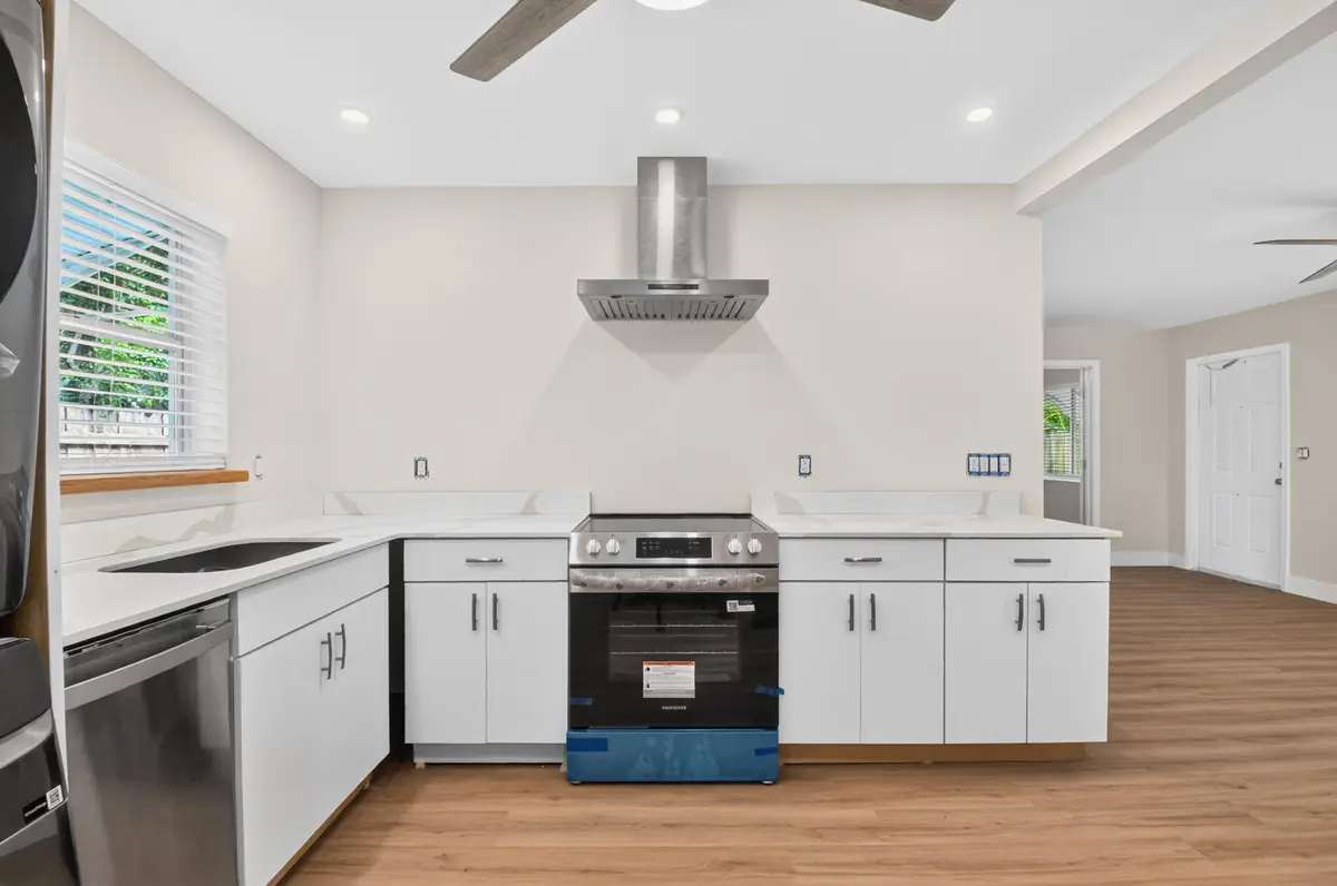 Oven at 402 SE 1st Street, Boynton Beach