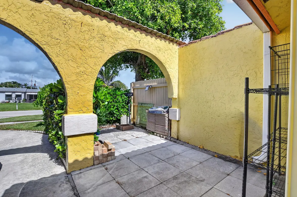 5-web-or-mls-DSC_5321 at 4460 NE 5th Avenue, Boca Raton