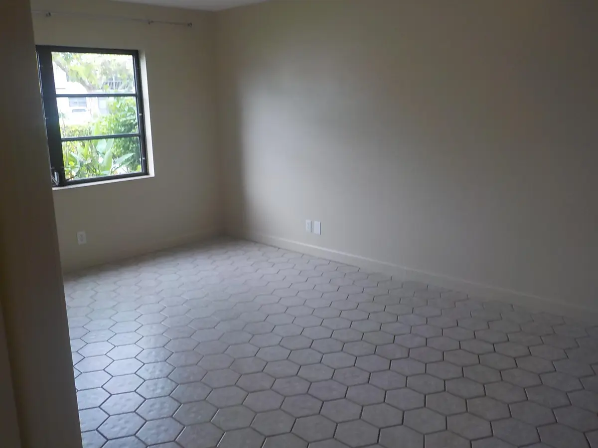 bed master at 3109 Oakland Shores Drive G105, Oakland Park