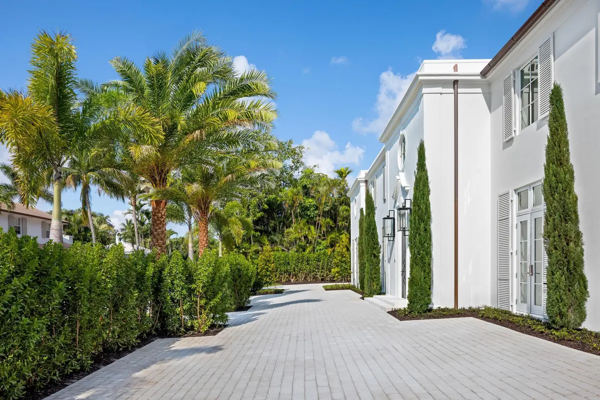 Entrance Driveway at 301 Plantation Road, Palm Beach