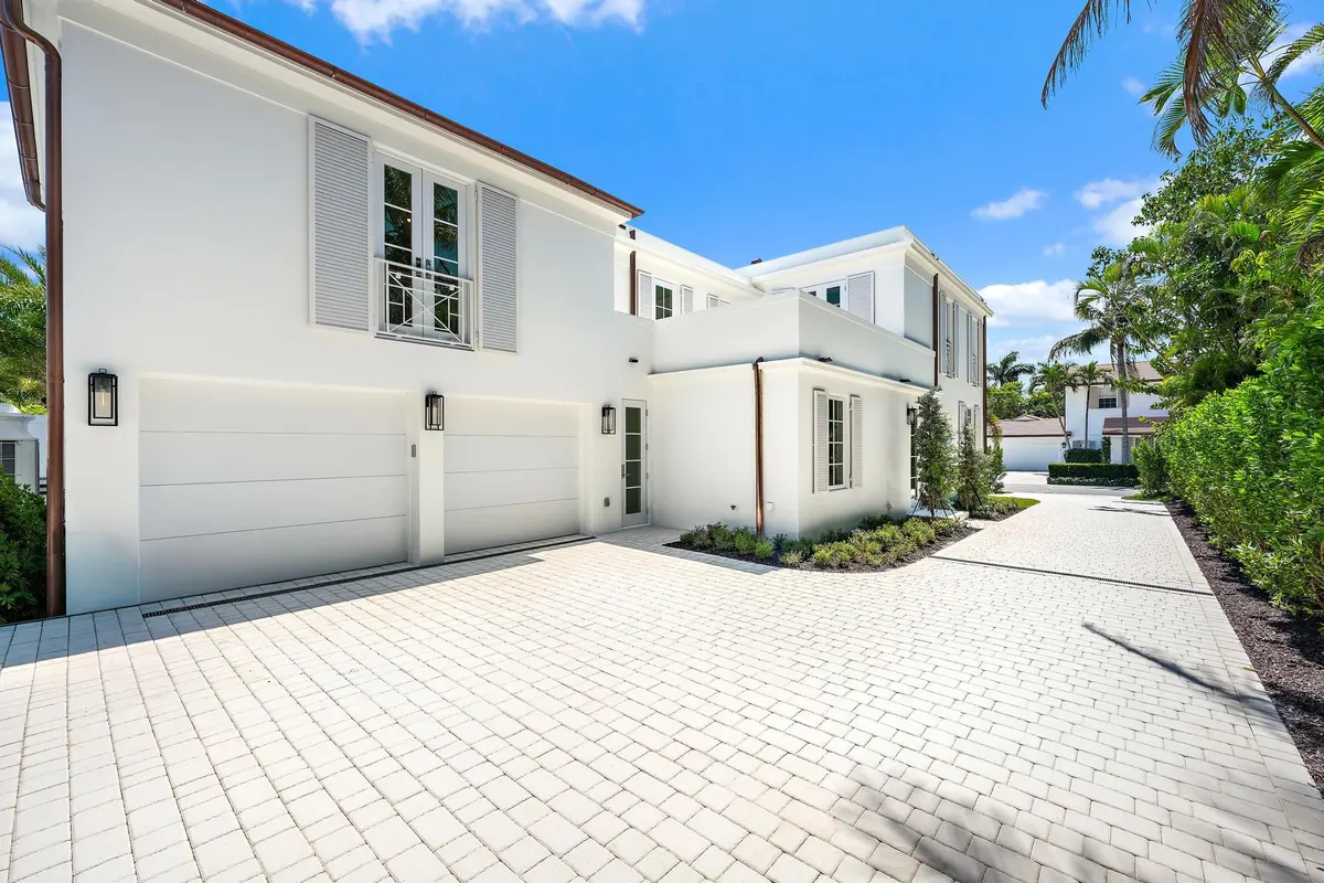 Side Driveway to Garage at 301 Plantation Road, Palm Beach