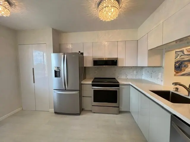 Kitchen at 6866 Huntington Lane 306, Delray Beach