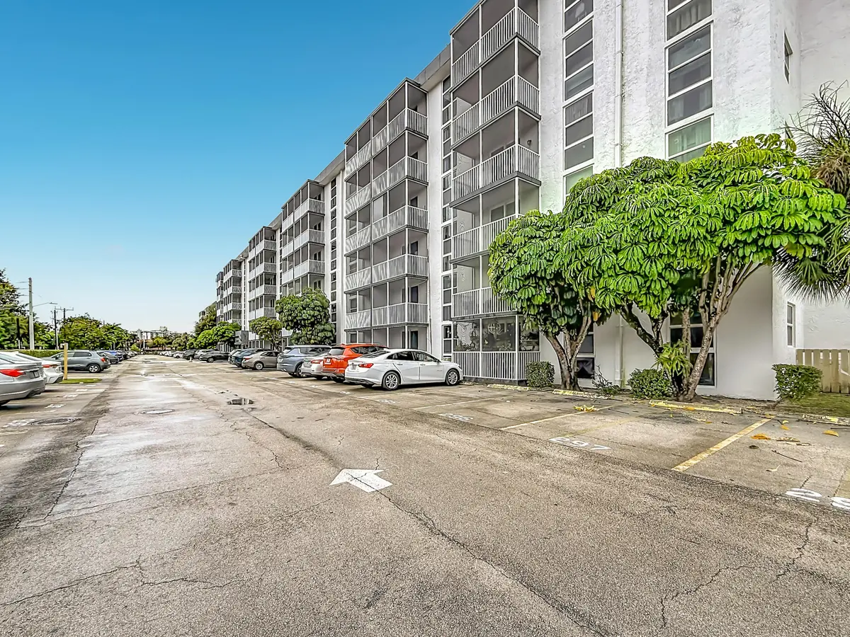 16851 NE 23rd Avenue #A608-8 at 16851 NE 23RD Avenue A608, North Miami Beach