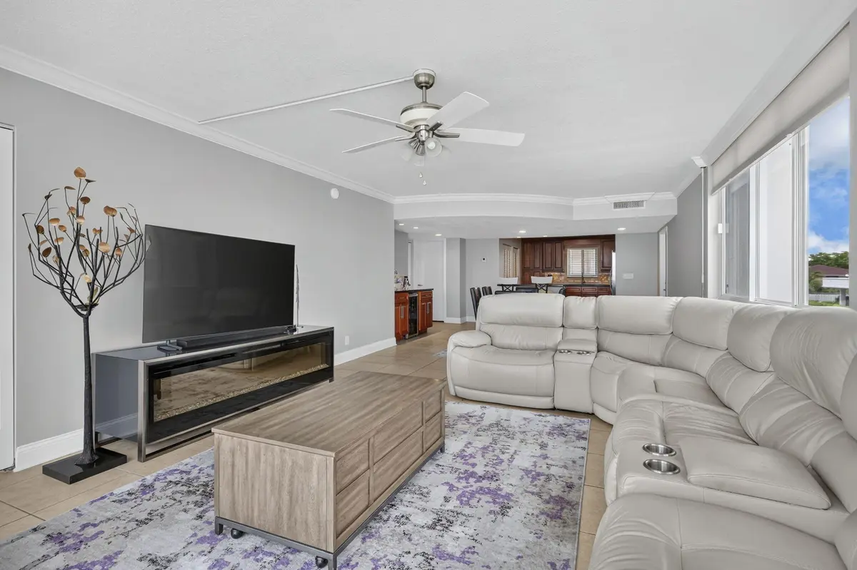 33-web-or-mls-BS1A0587 at 301 LAKE SHORE Drive 201, Lake Park