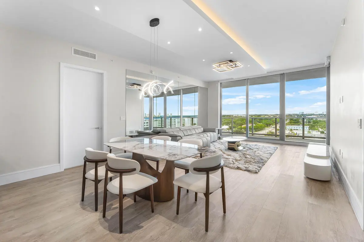 Light & Bright at 220 Lake Shore Drive 917, Lake Park