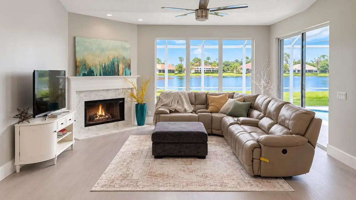 family room at 139 BROOKHAVEN Court, Palm Beach Gardens
