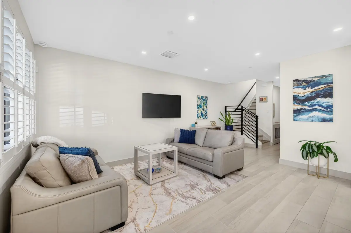 10-web-or-mls-699A8719 at 410 SE 12th Court, Fort Lauderdale