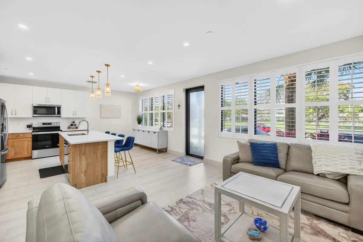 12-web-or-mls-699A8728 at 410 SE 12th Court, Fort Lauderdale