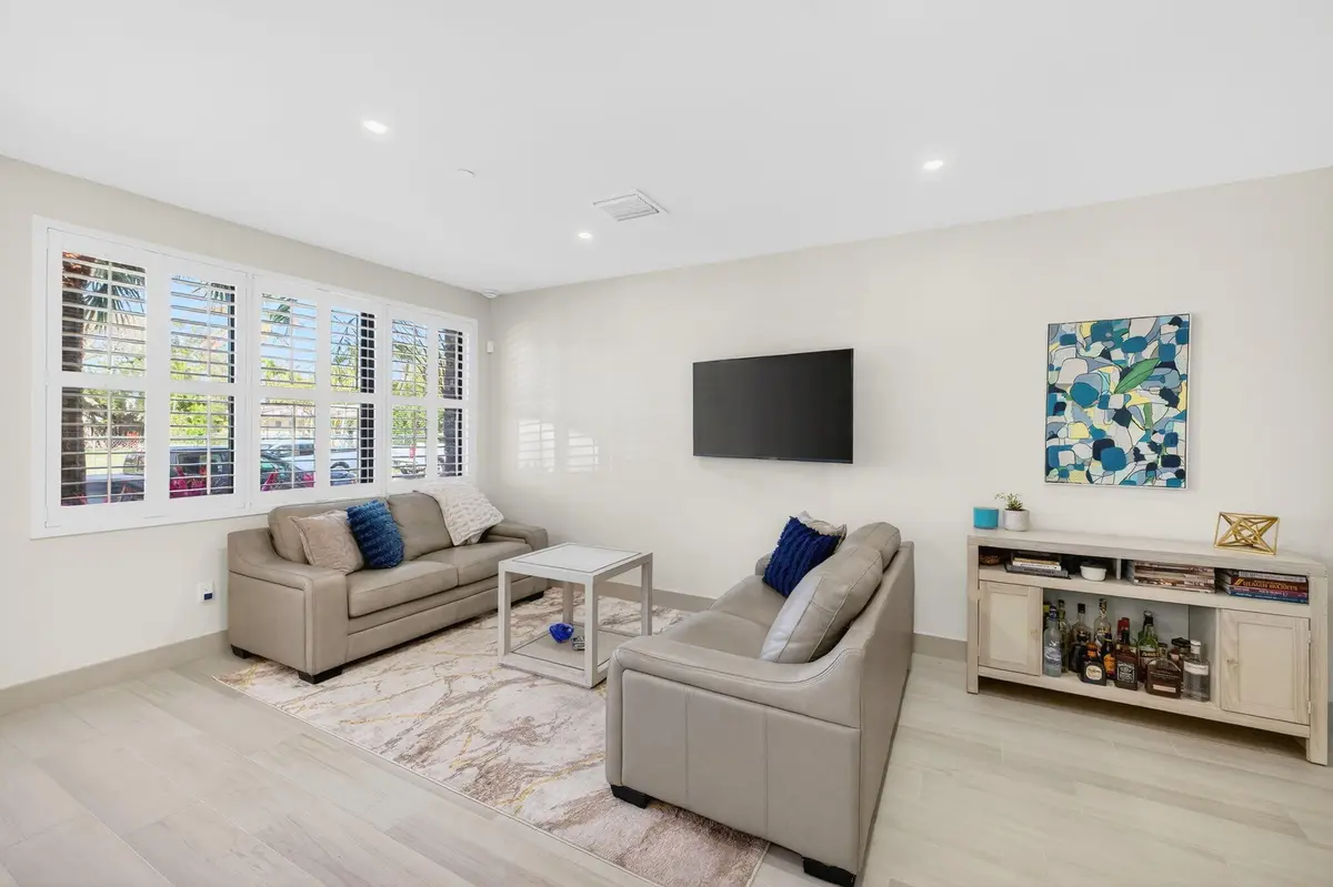 13-web-or-mls-699A8738 at 410 SE 12th Court, Fort Lauderdale