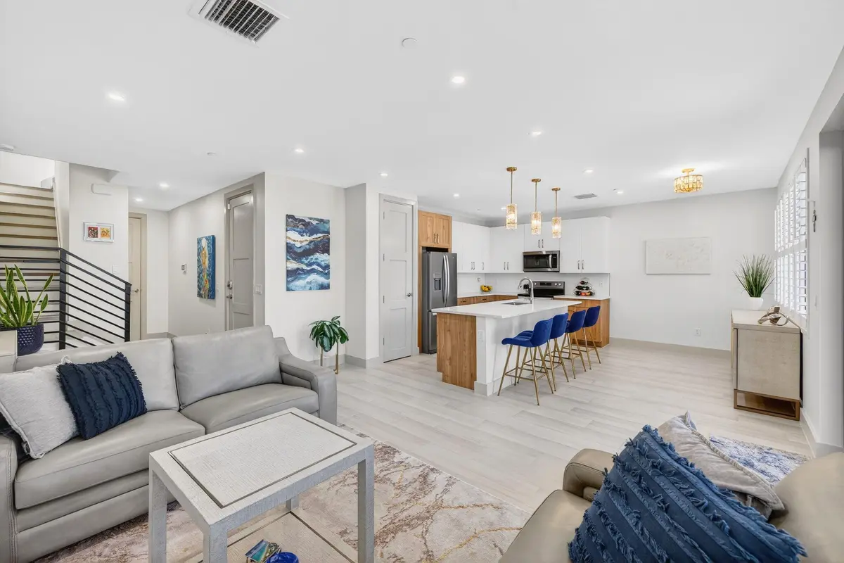 15-web-or-mls-699A8759 at 410 SE 12th Court, Fort Lauderdale