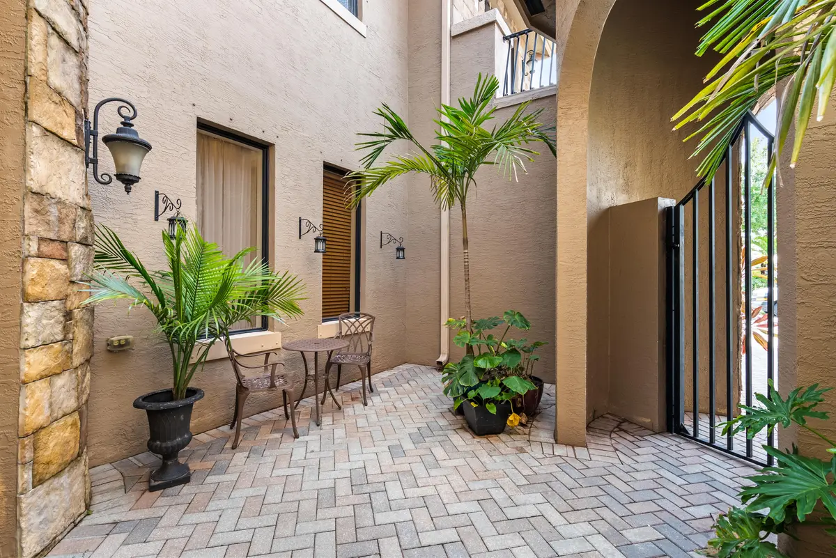 Courtyard at 10325 Medicis Place, Wellington