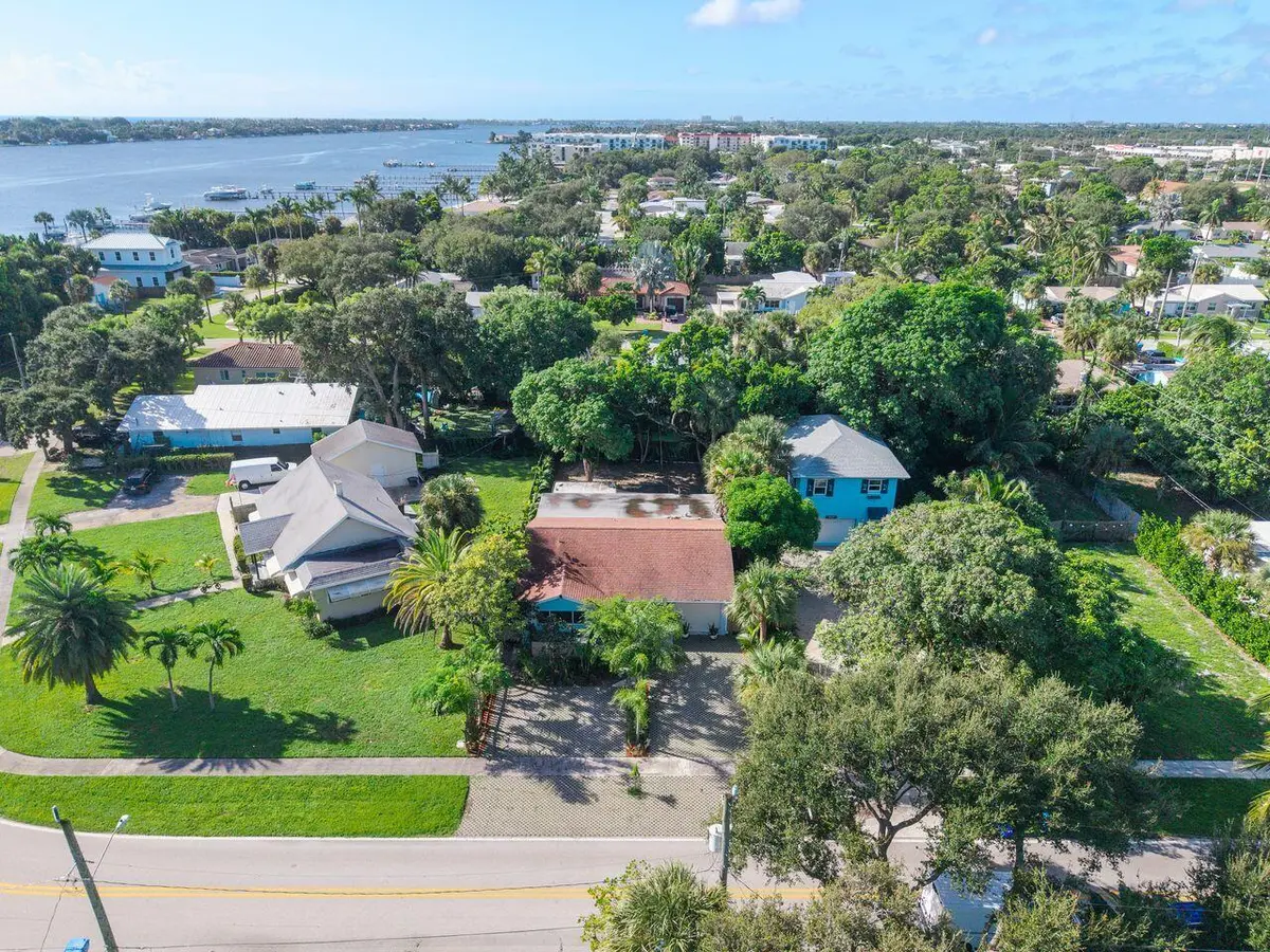 FRONT VIEW at 545 S LAKE Drive, Lantana