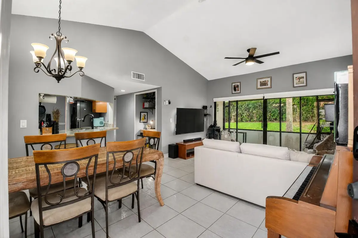 Entry at 14 VIA DE CASAS SUR 104, Boynton Beach