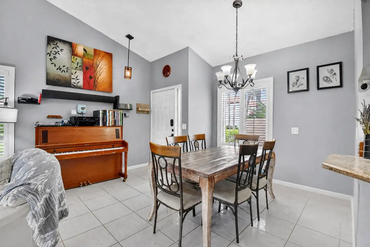 Entry at 14 VIA DE CASAS SUR 104, Boynton Beach