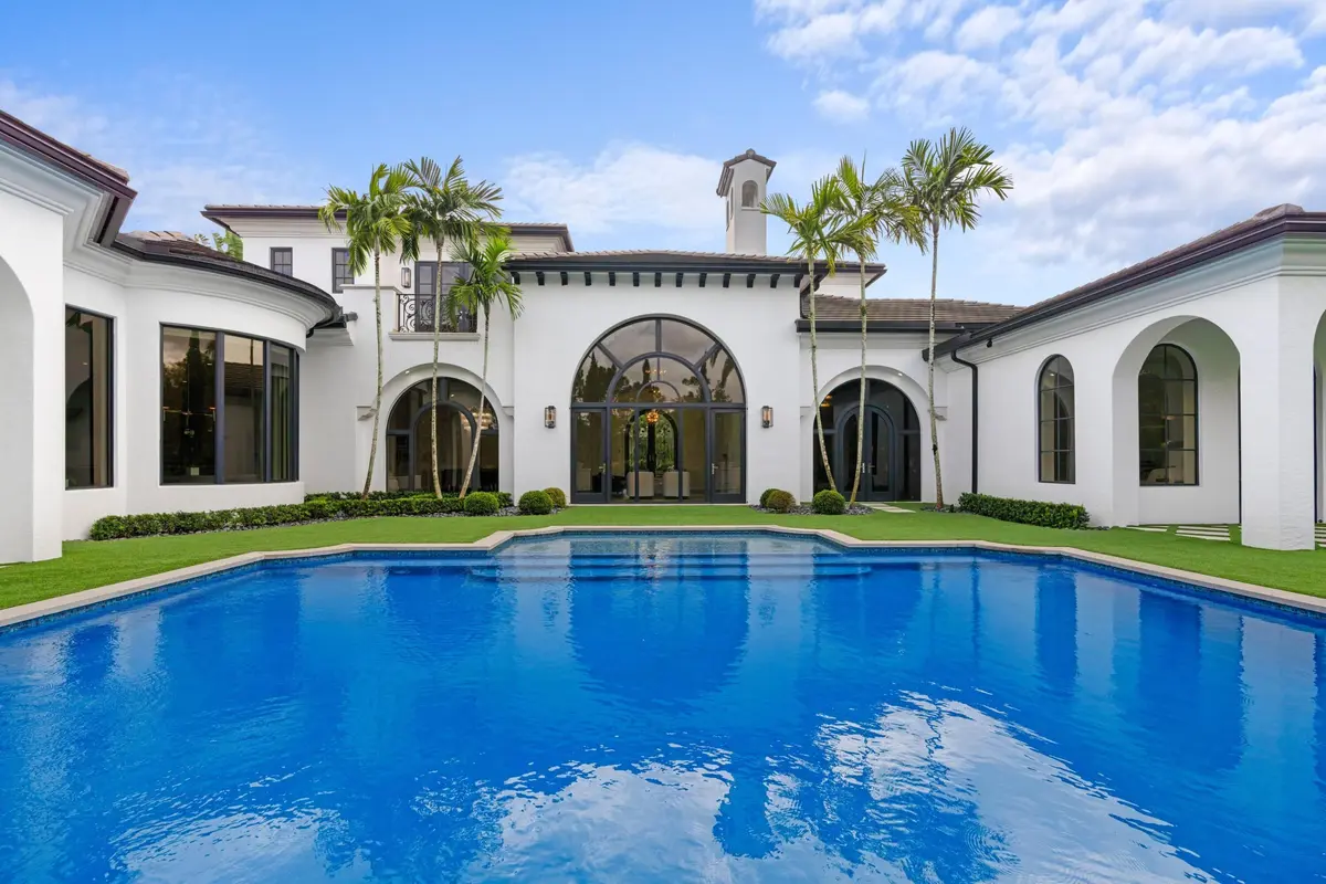 Dive In at 111 Via Palacio, Palm Beach Gardens