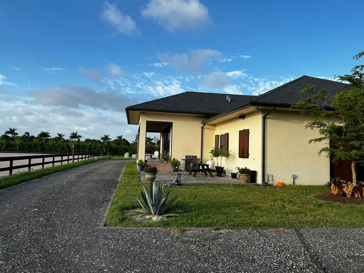 CBS 4 stall barn at 15317 COLLECTING CANAL Road, Loxahatchee Groves