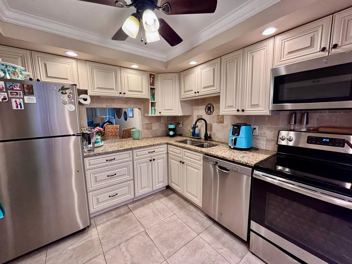 kitchen at 400 NE 20TH Street B208, Boca Raton