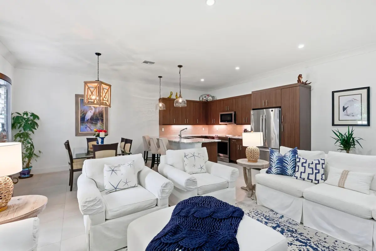 Living at 910 HAMILTON Lane, Delray Beach