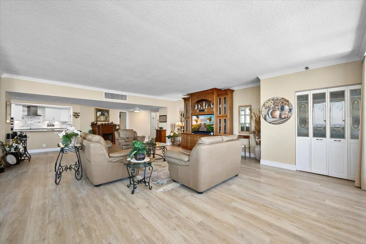 07-LUX_1704.jpg1 at 100 LAKESHORE Drive 2156, North Palm Beach