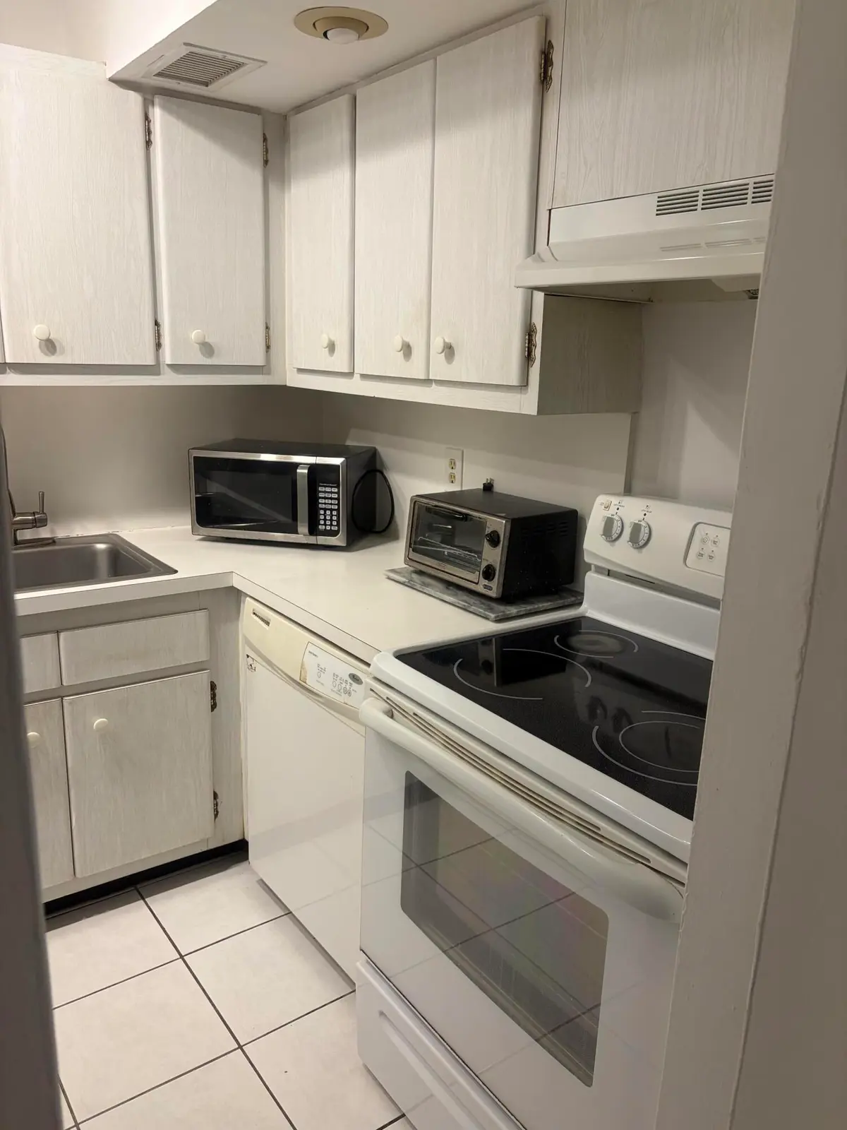 IMG_8885 at 2400 NE 33rd Avenue 202, Fort Lauderdale